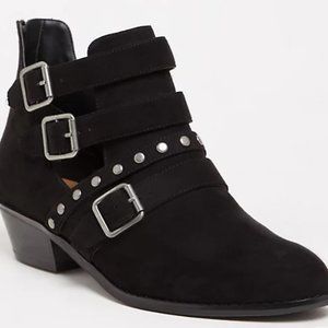 BLACK STUDDED CUTOUT BOOTIE 9W